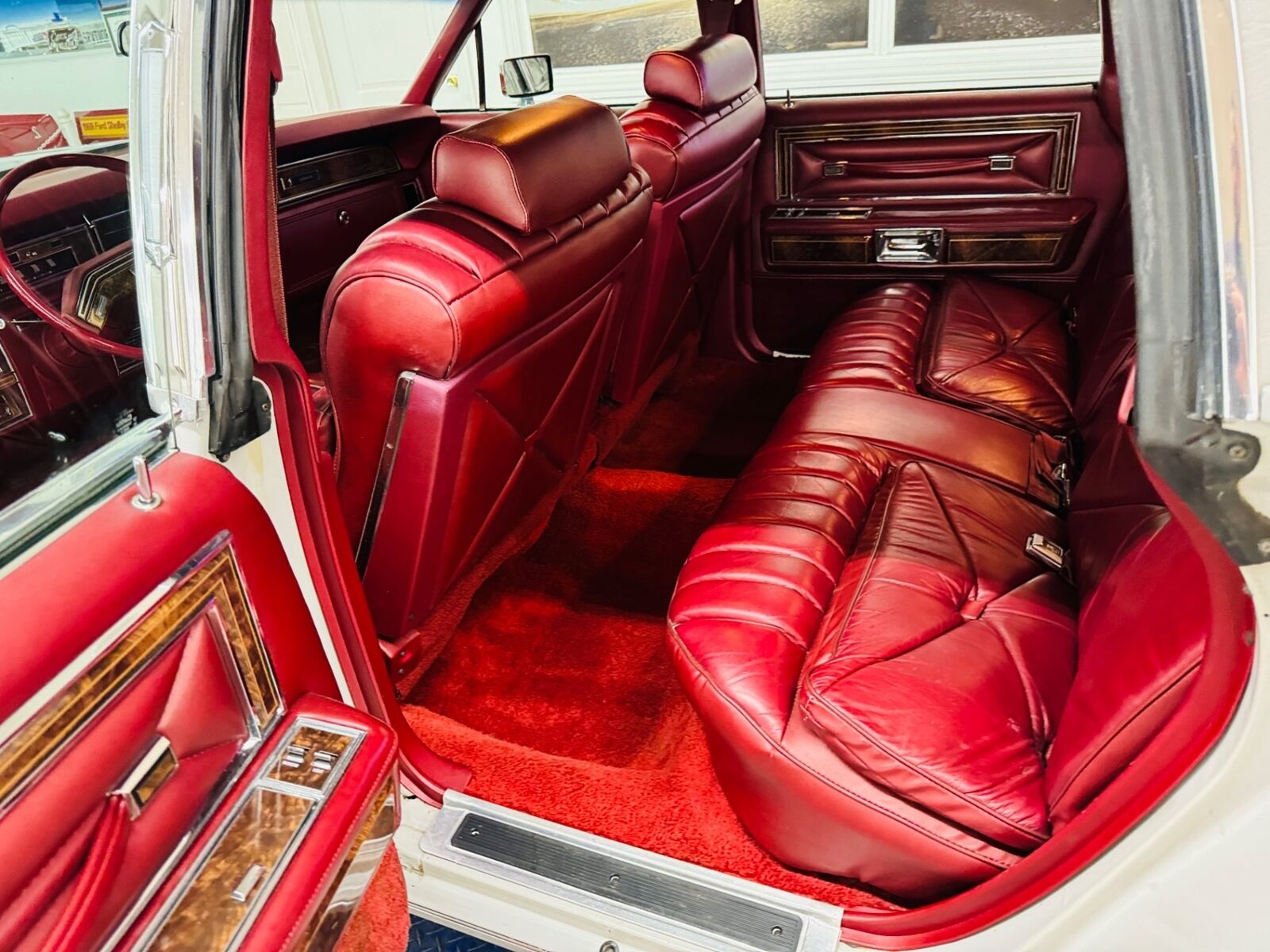 Lincoln-Town-Car-1977-4-Door-39