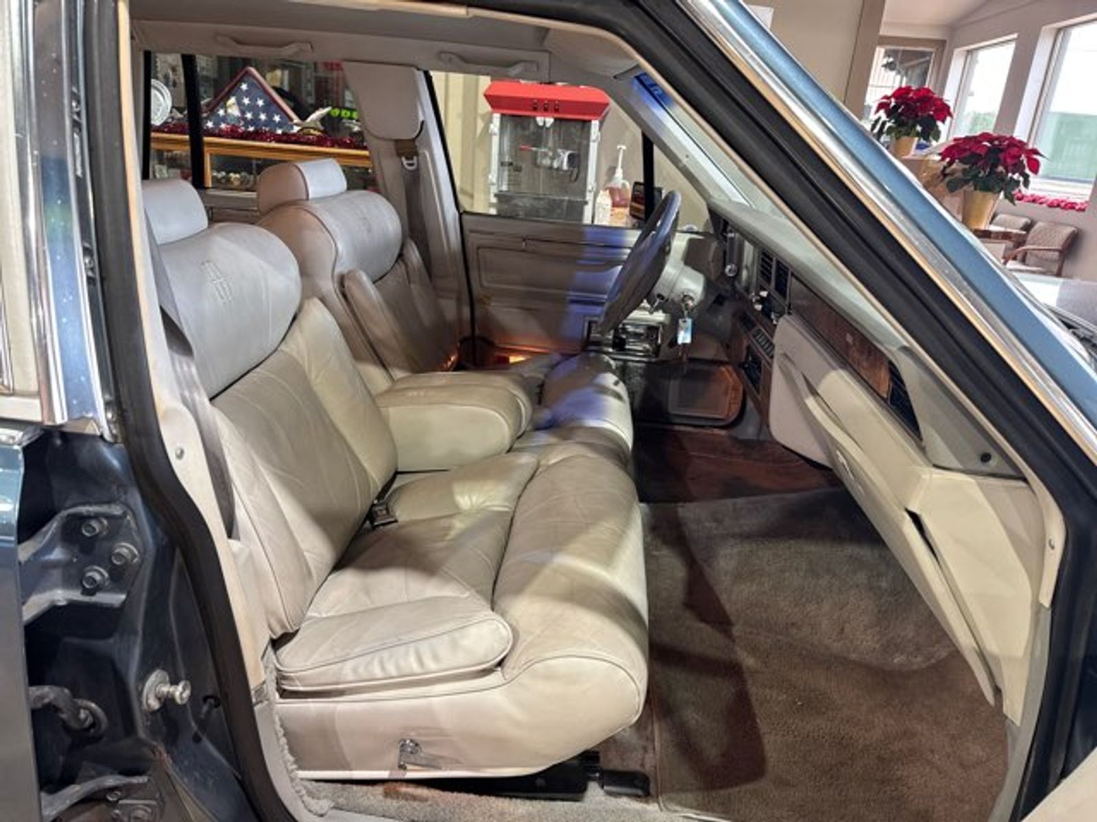 Lincoln-Town-Car-1985-Sedan-10