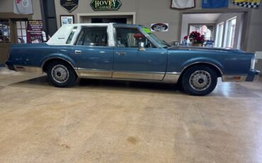 Lincoln-Town-Car-1985-Sedan-2