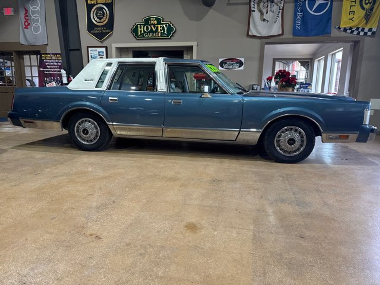 Lincoln-Town-Car-1985-Sedan-2