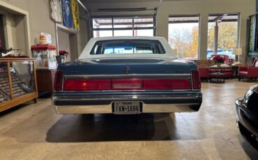 Lincoln-Town-Car-1985-Sedan-3