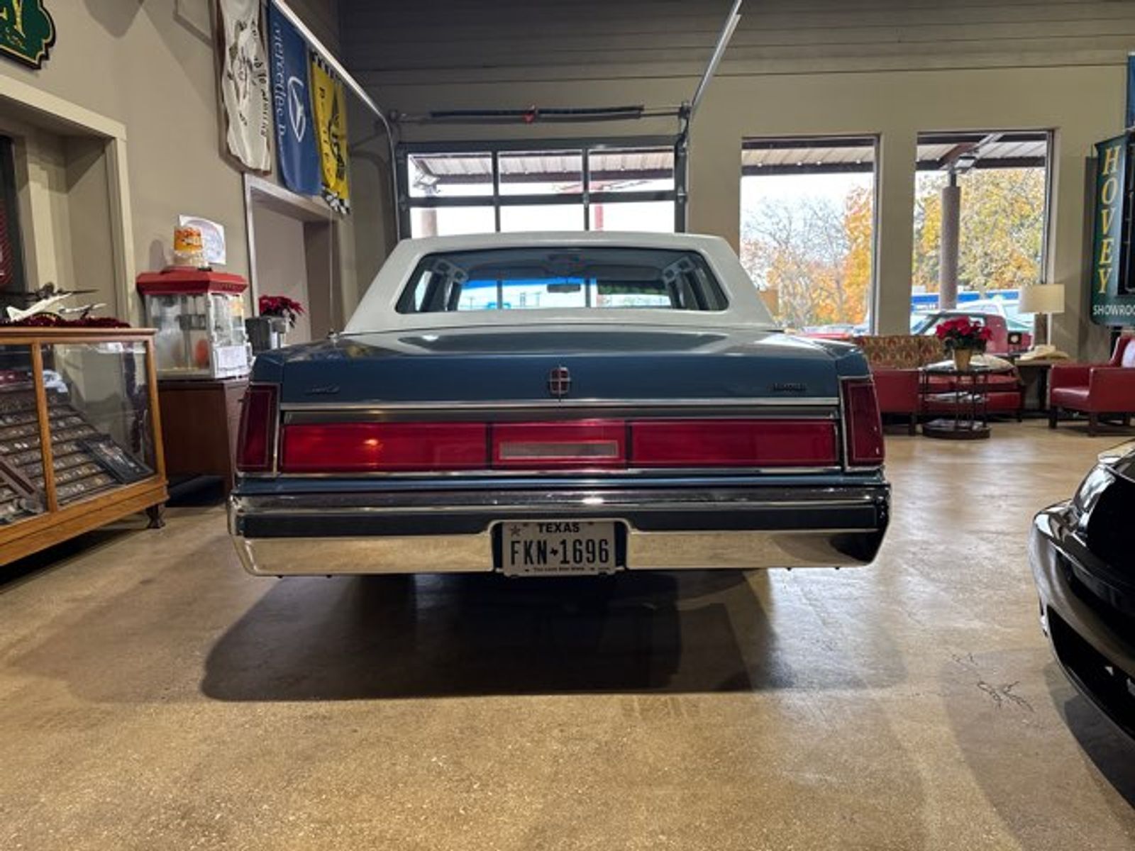 Lincoln-Town-Car-1985-Sedan-3