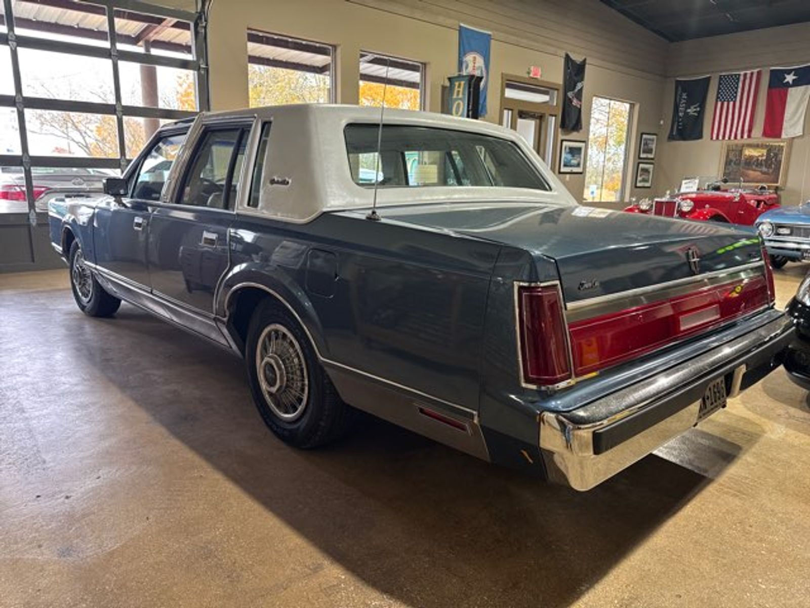 Lincoln-Town-Car-1985-Sedan-4