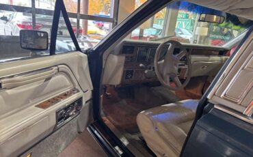 Lincoln-Town-Car-1985-Sedan-5