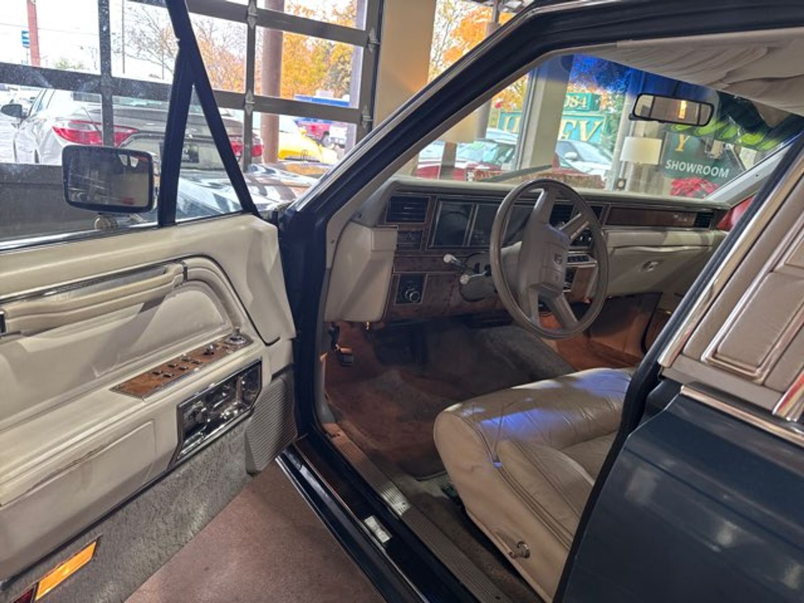 Lincoln-Town-Car-1985-Sedan-5