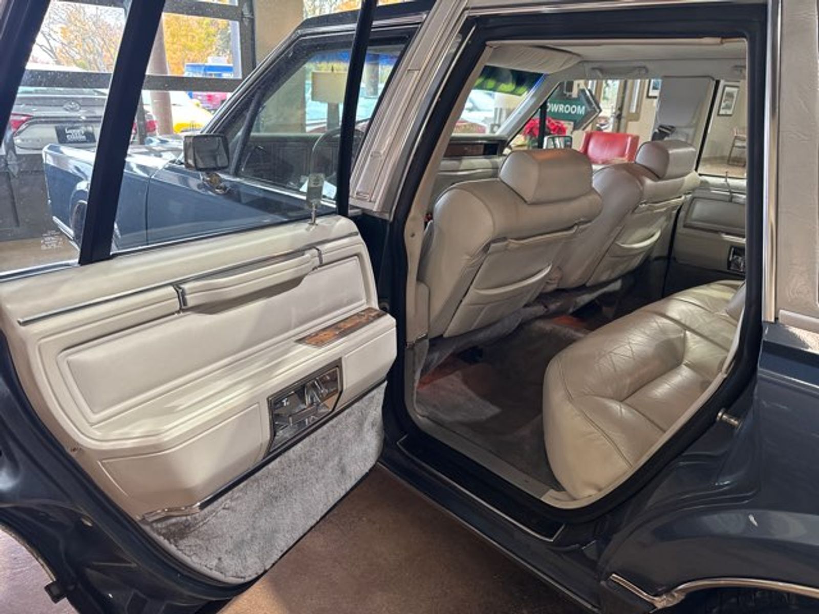 Lincoln-Town-Car-1985-Sedan-7