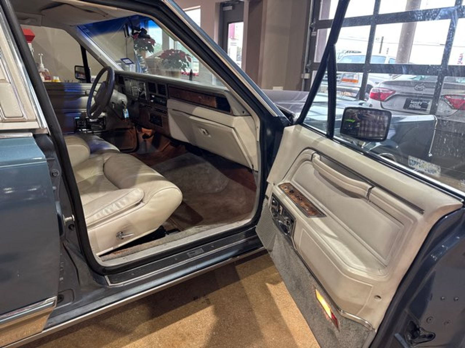 Lincoln-Town-Car-1985-Sedan-9