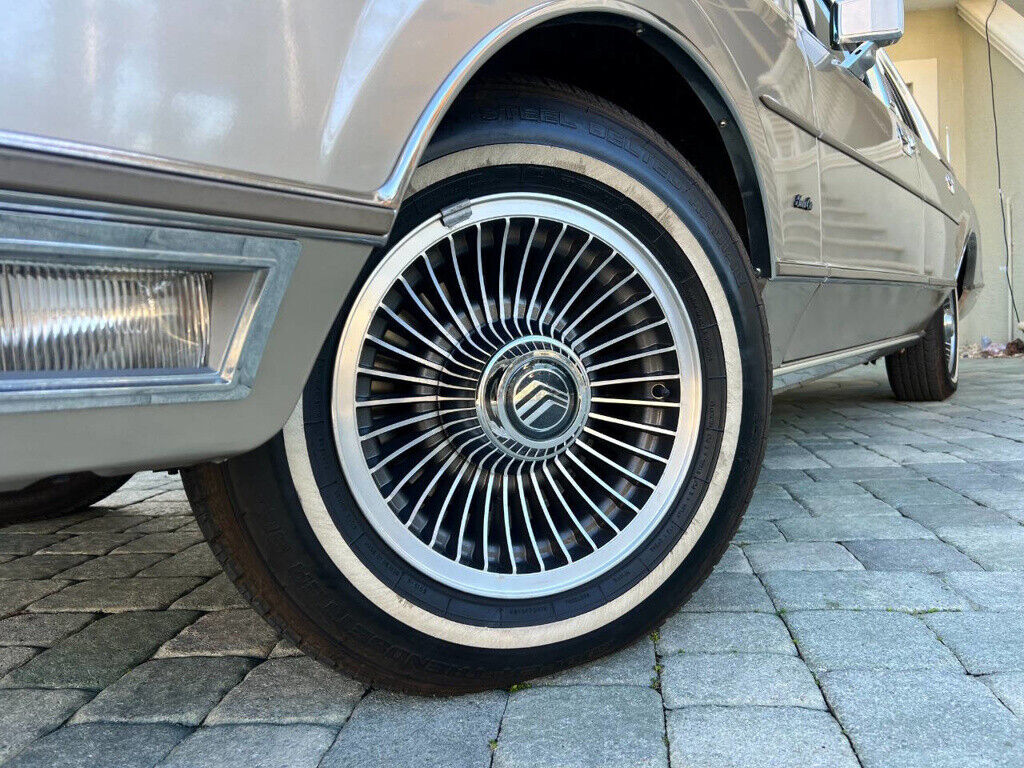 Lincoln-Town-Car-1989-Sedan-1