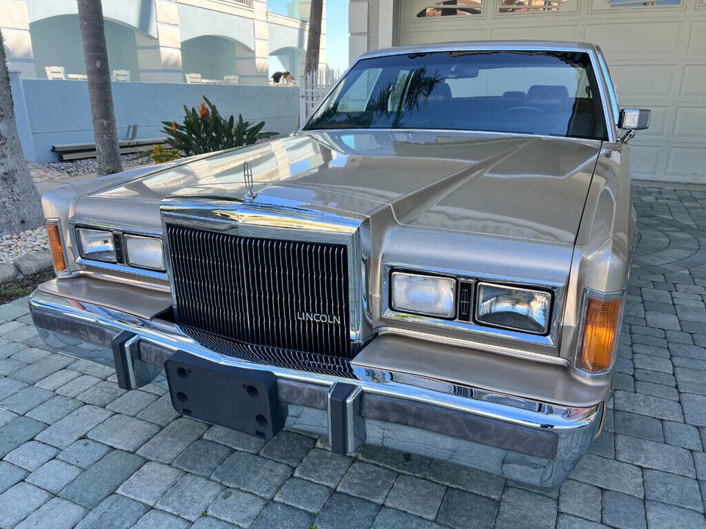 Lincoln-Town-Car-1989-Sedan-12