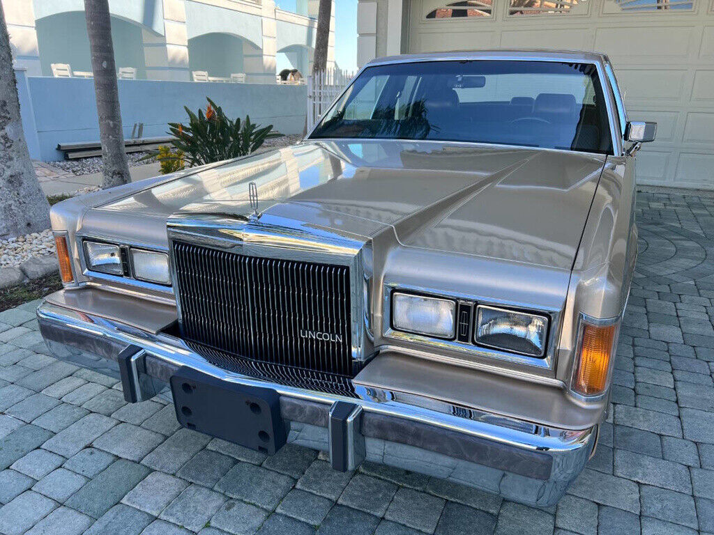 Lincoln-Town-Car-1989-Sedan-13