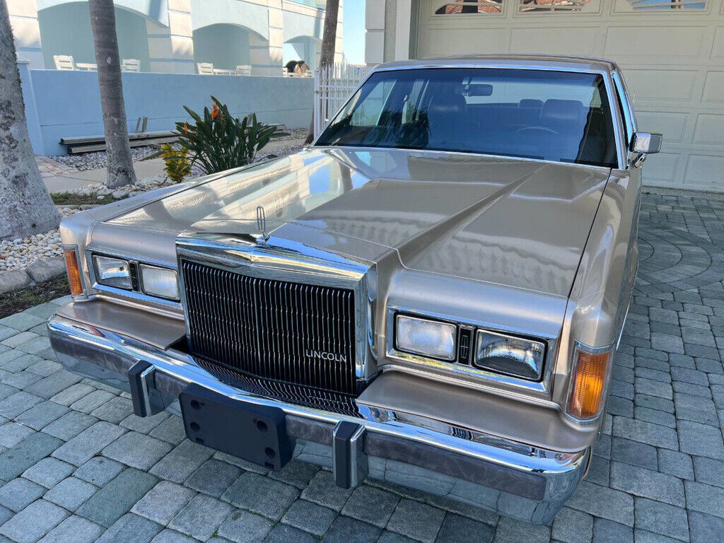 Lincoln-Town-Car-1989-Sedan-14