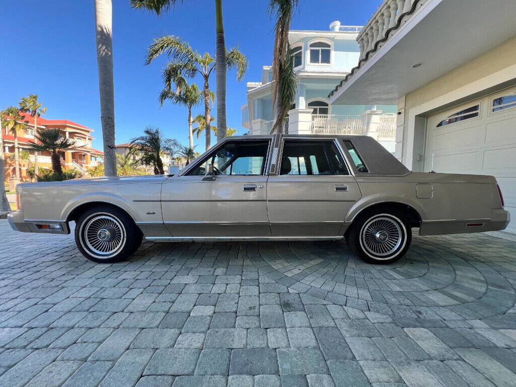 Lincoln-Town-Car-1989-Sedan-15