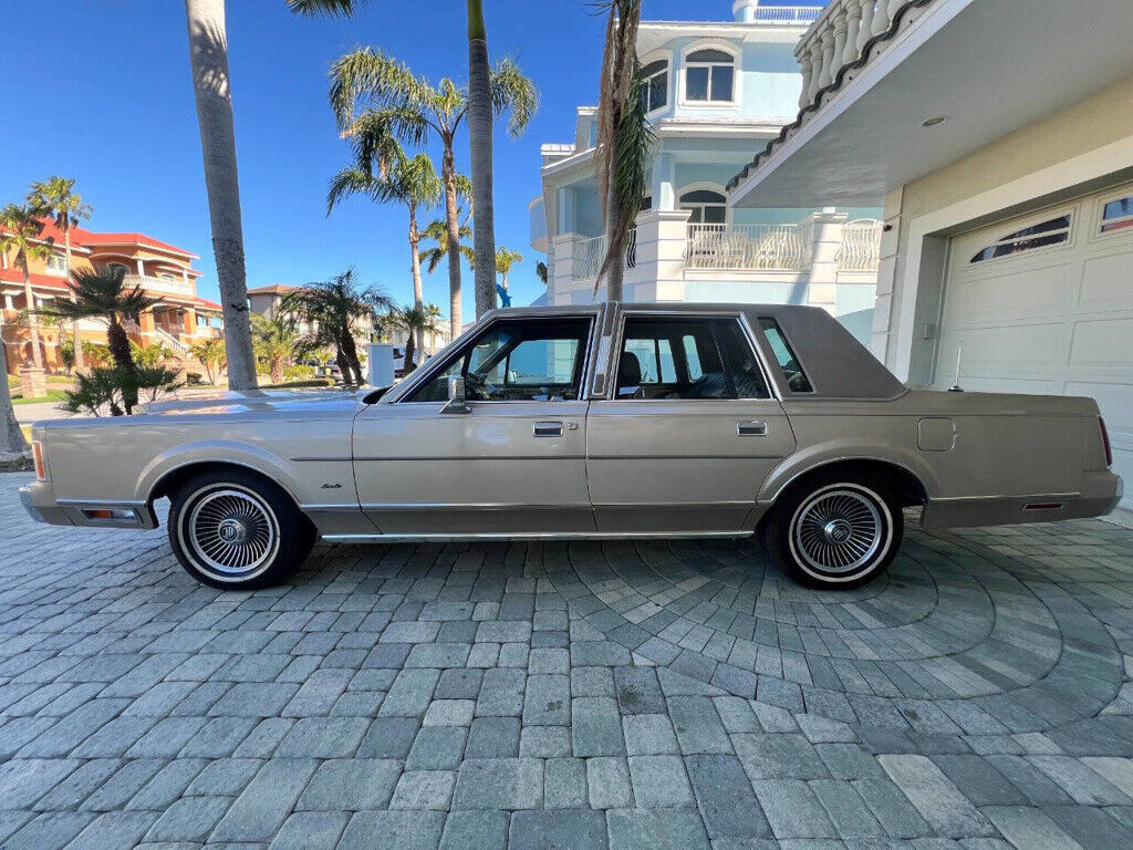 Lincoln-Town-Car-1989-Sedan-16