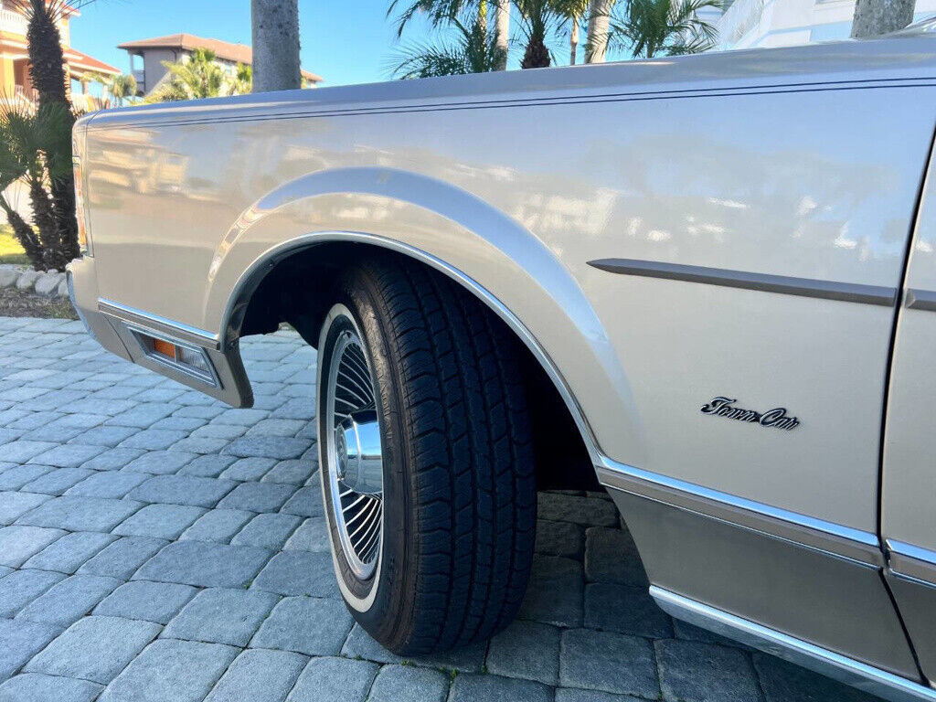 Lincoln-Town-Car-1989-Sedan-18