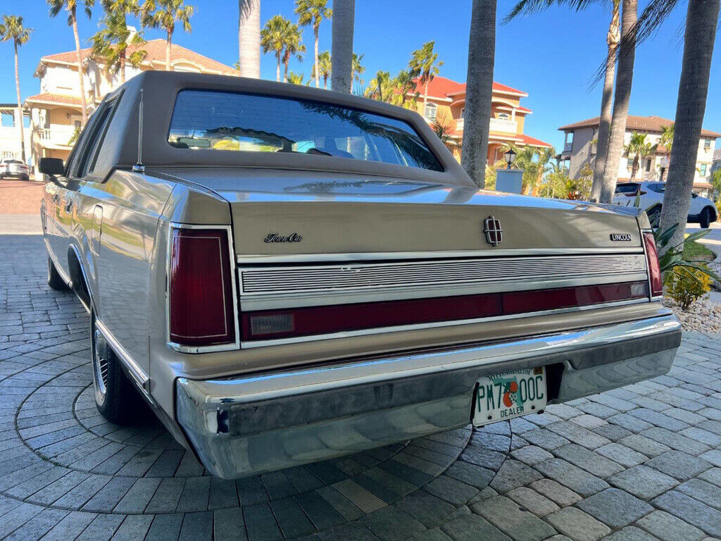 Lincoln-Town-Car-1989-Sedan-19