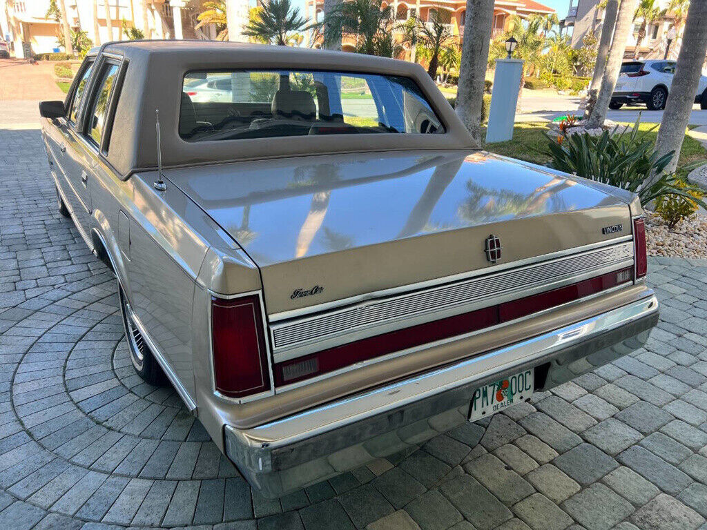Lincoln-Town-Car-1989-Sedan-21