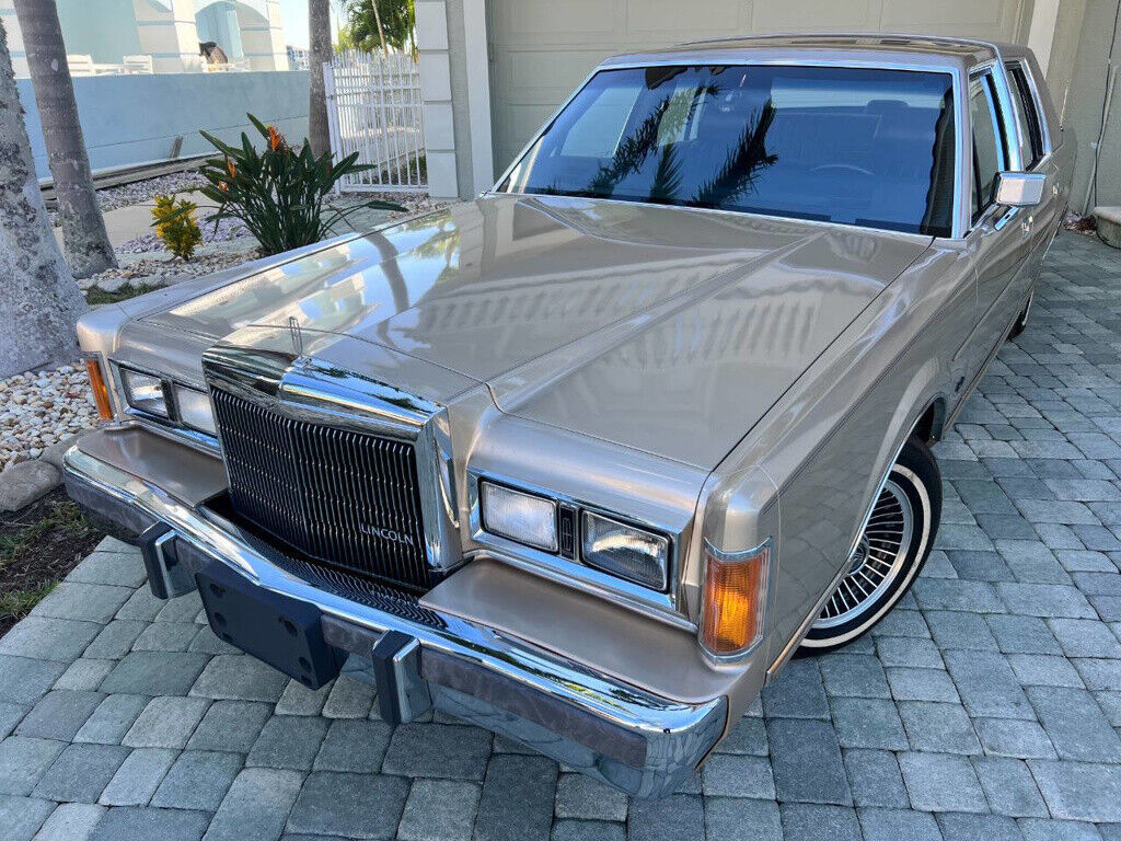 Lincoln-Town-Car-1989-Sedan-3