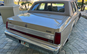 Lincoln-Town-Car-1989-Sedan-4