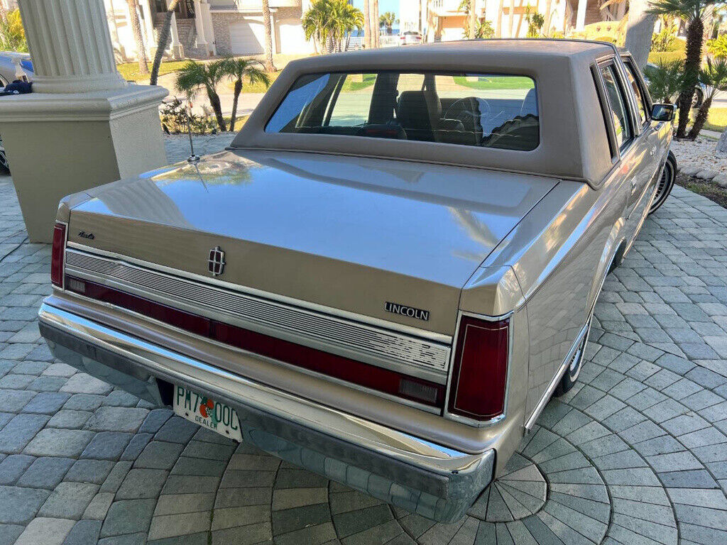 Lincoln-Town-Car-1989-Sedan-4