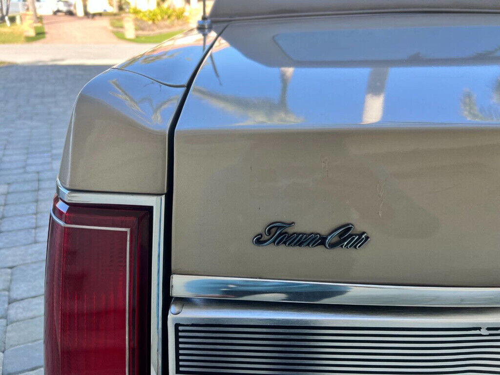 Lincoln-Town-Car-1989-Sedan-5
