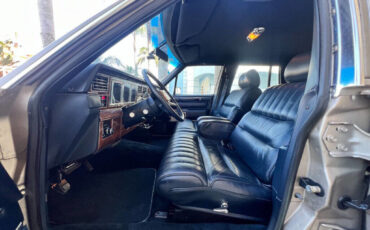 Lincoln-Town-Car-1989-Sedan-8