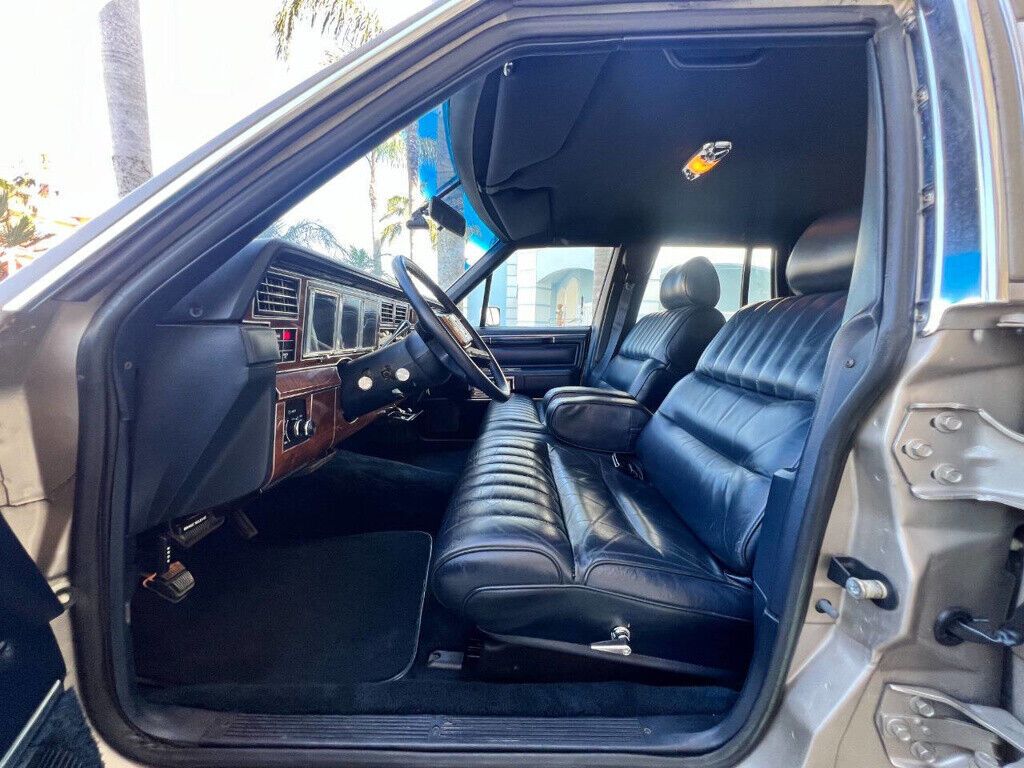 Lincoln-Town-Car-1989-Sedan-8