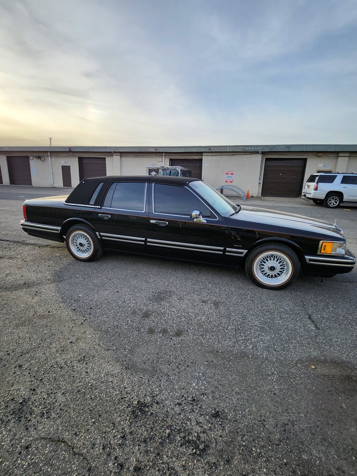 Lincoln-Town-Car-1994-Sedan-3