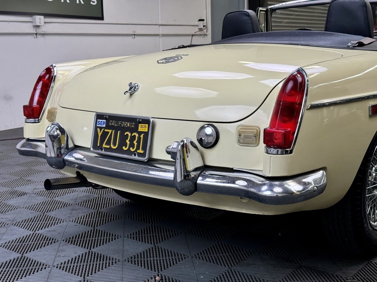 MG-MGB-1969-Convertible-2