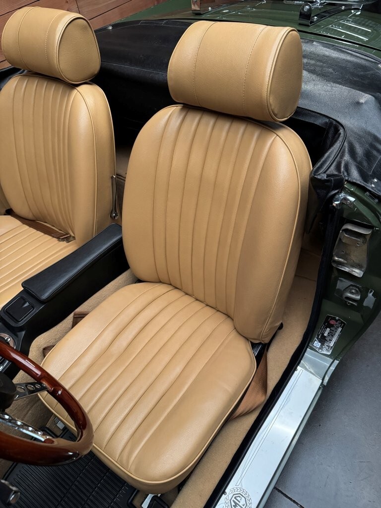 MG-MGB-1974-Convertible-25
