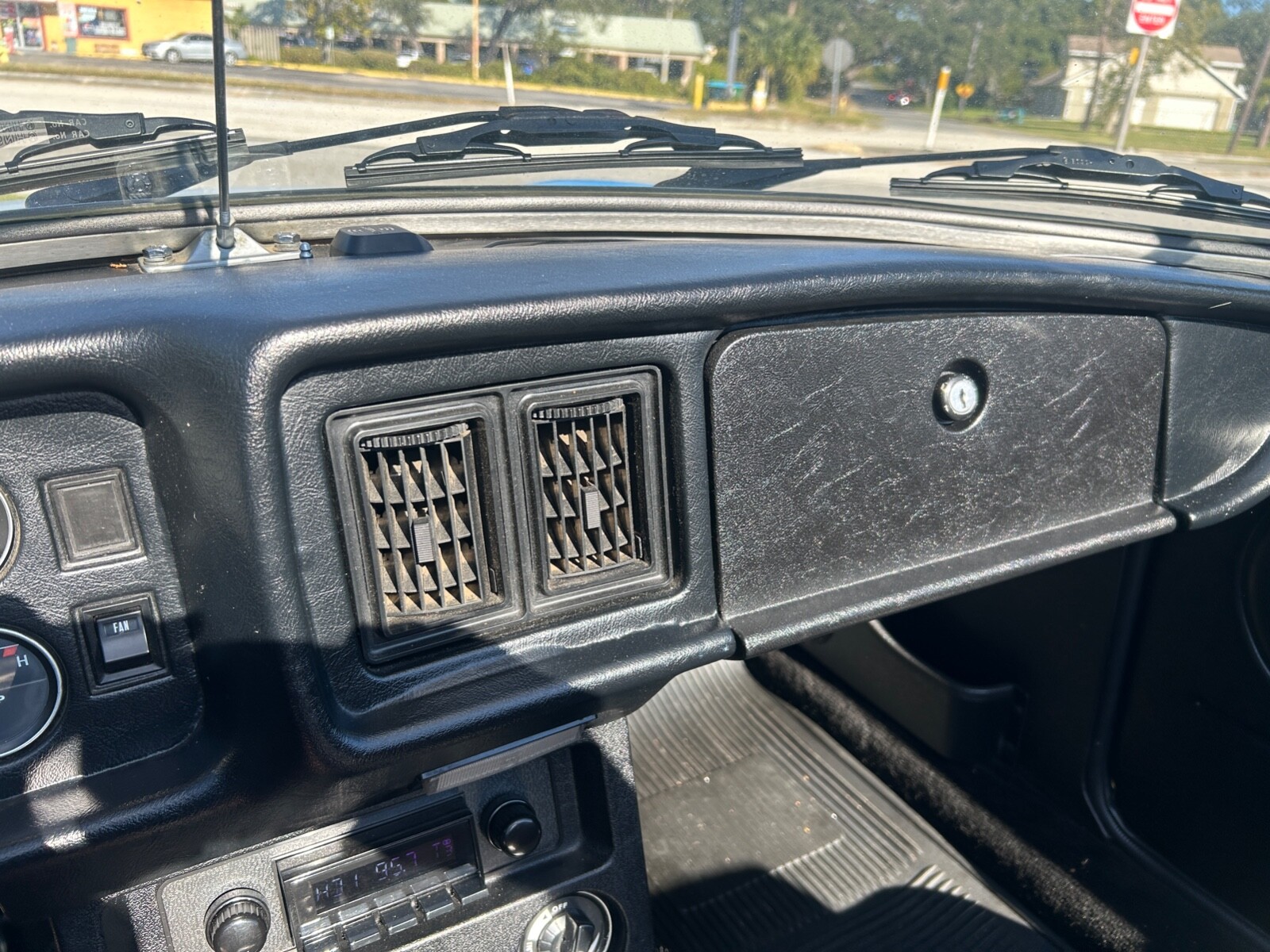 MG-MGB-1979-Convertible-25