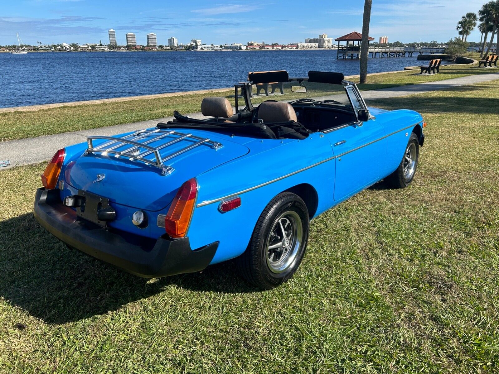 MG-MGB-1979-Convertible-4