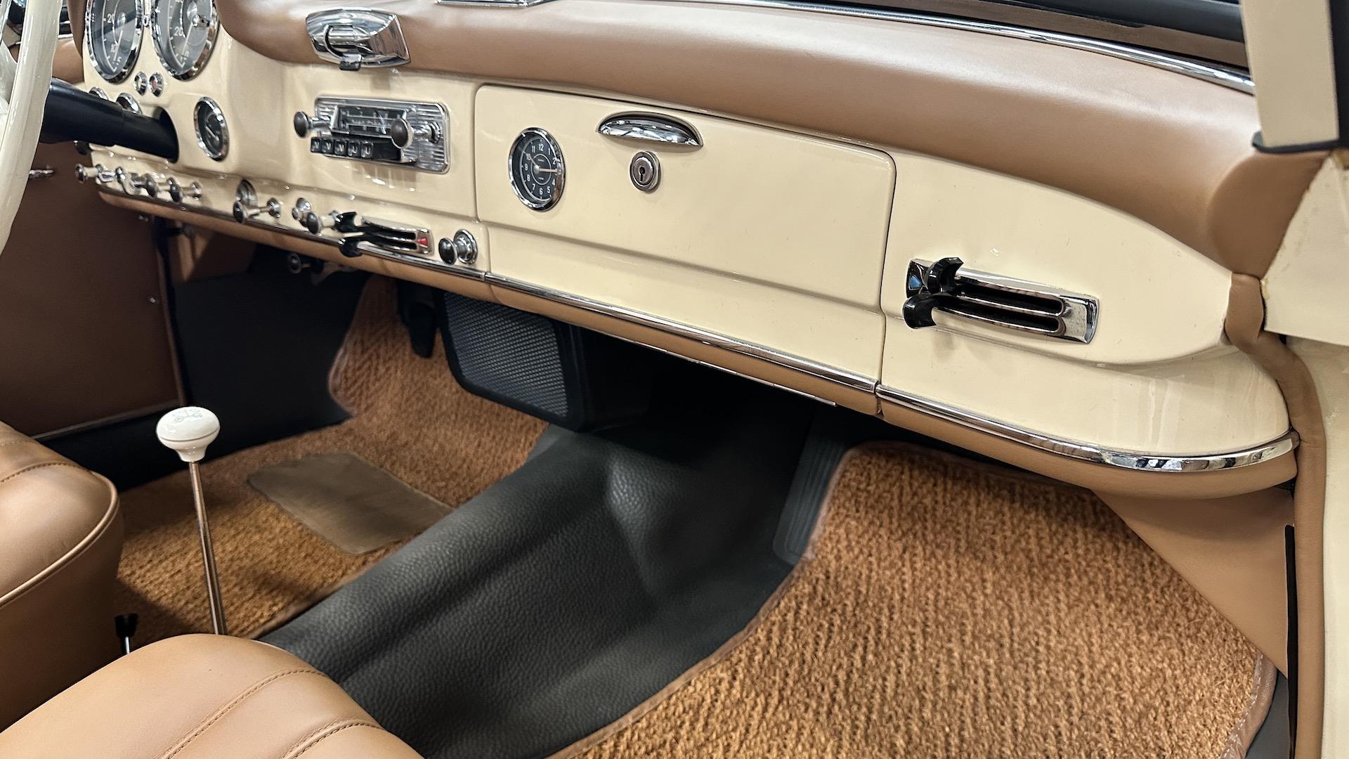 Mercedes-Benz-190-Series-1962-Convertible-33