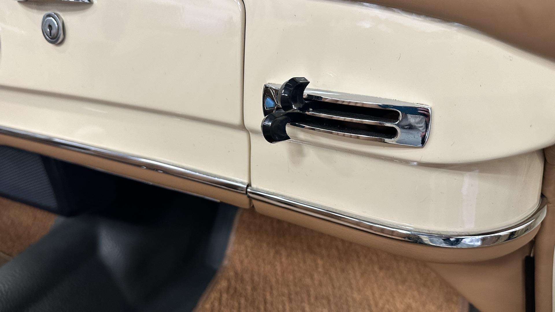 Mercedes-Benz-190-Series-1962-Convertible-34