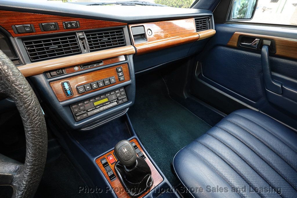 Mercedes-Benz-190-Series-1984-Sedan-8