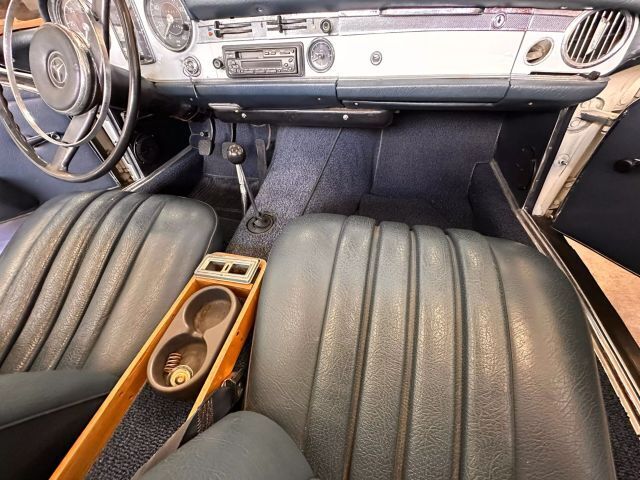 Mercedes-Benz-200-Series-1964-Convertible-22