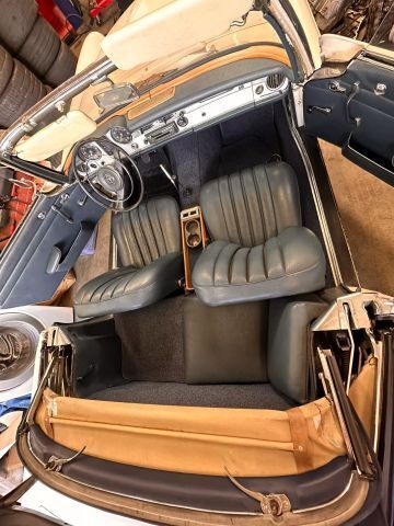 Mercedes-Benz-200-Series-1964-Convertible-25