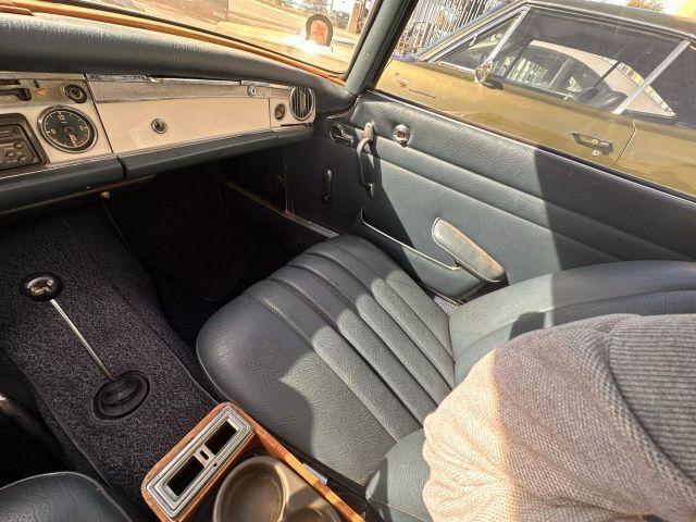 Mercedes-Benz-200-Series-1964-Convertible-4