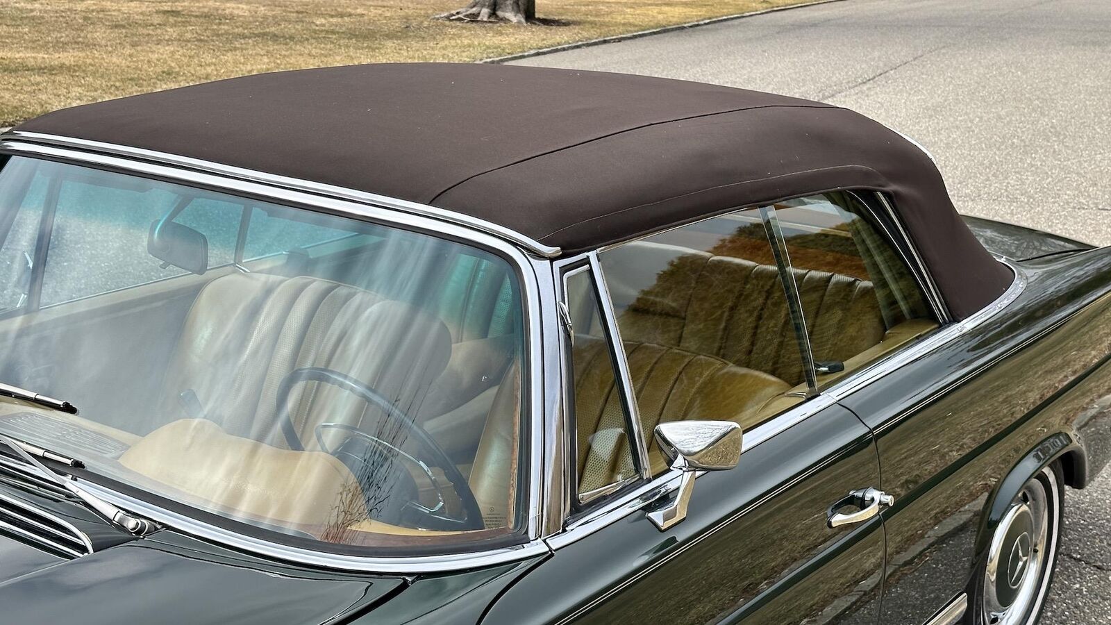 Mercedes-Benz-200-Series-1968-Convertible-11