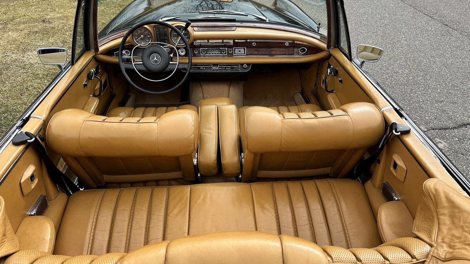 Mercedes-Benz-200-Series-1968-Convertible-3