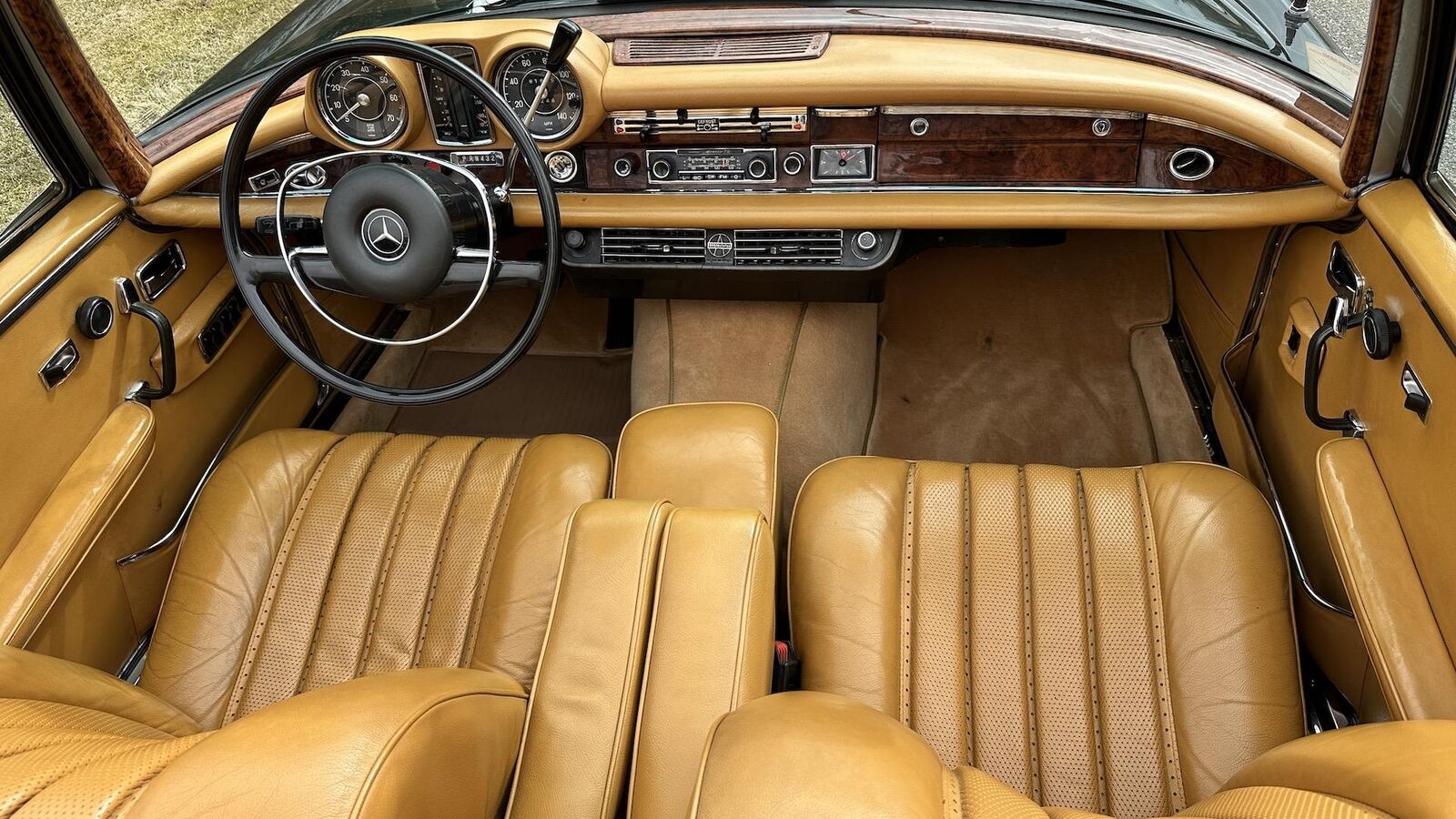 Mercedes-Benz-200-Series-1968-Convertible-4