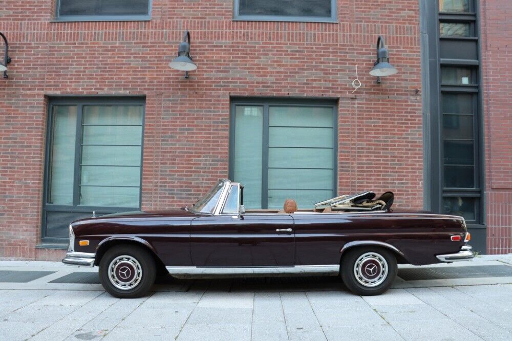 Mercedes-Benz-200-Series-1971-Convertible-2