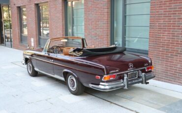 Mercedes-Benz-200-Series-1971-Convertible-3