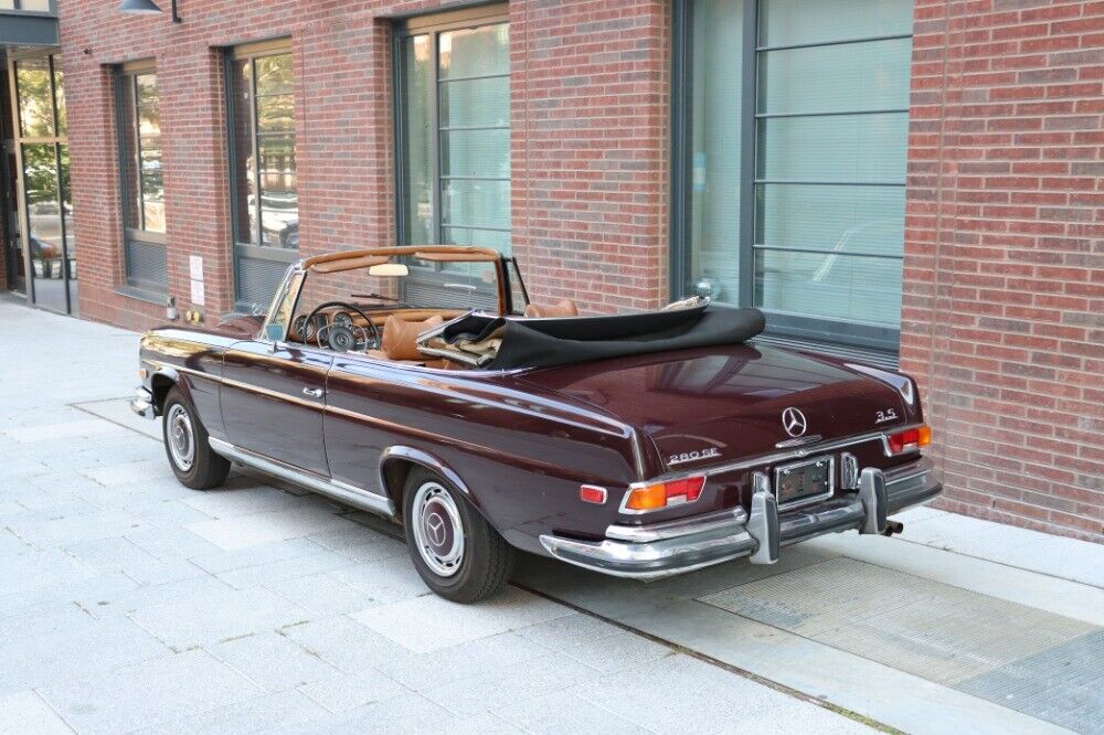 Mercedes-Benz-200-Series-1971-Convertible-3