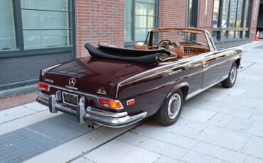 Mercedes-Benz-200-Series-1971-Convertible-4