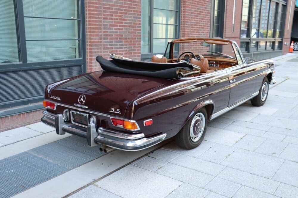 Mercedes-Benz-200-Series-1971-Convertible-4