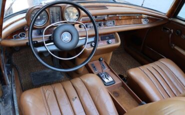 Mercedes-Benz-200-Series-1971-Convertible-5