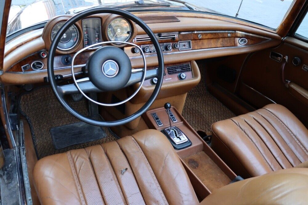 Mercedes-Benz-200-Series-1971-Convertible-5