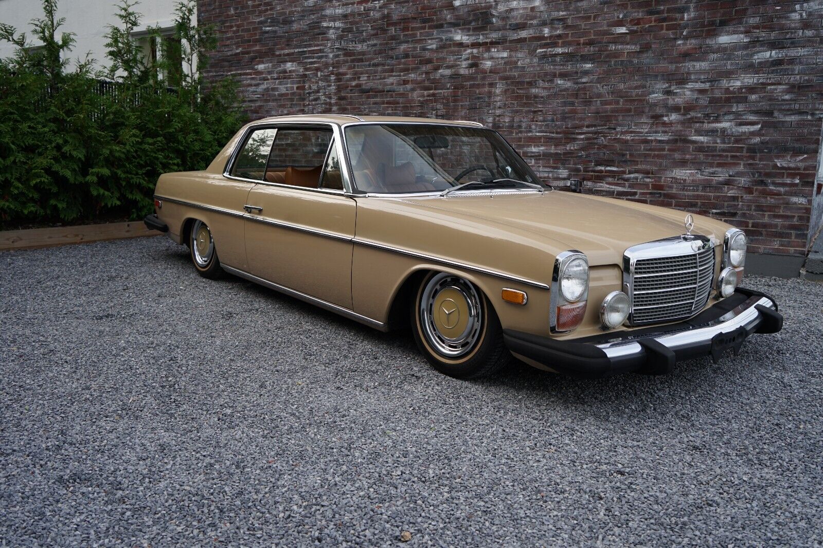 Mercedes-Benz-200-Series-1975-Coupe-1