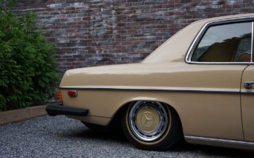 Mercedes-Benz-200-Series-1975-Coupe-10