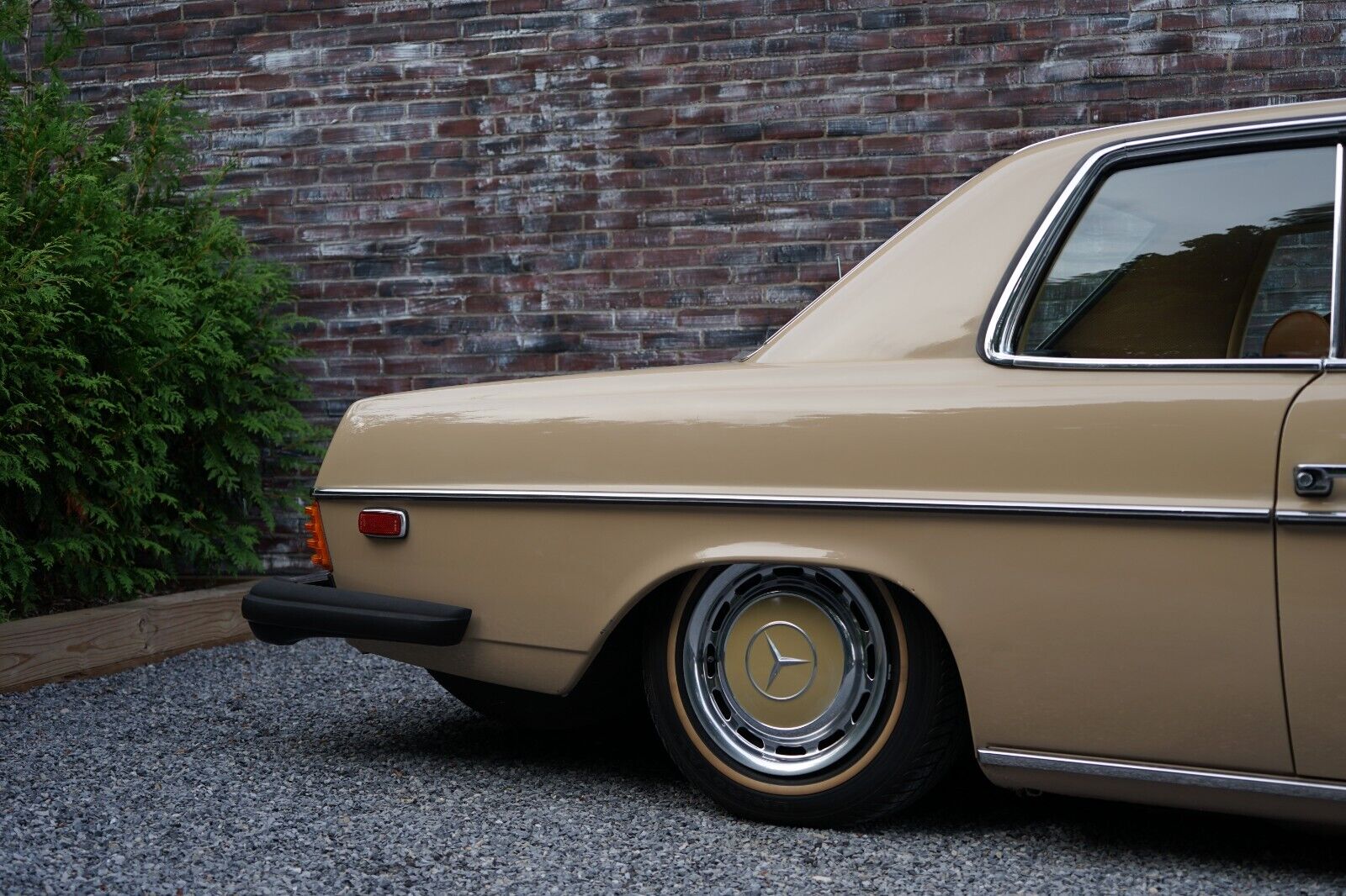 Mercedes-Benz-200-Series-1975-Coupe-10